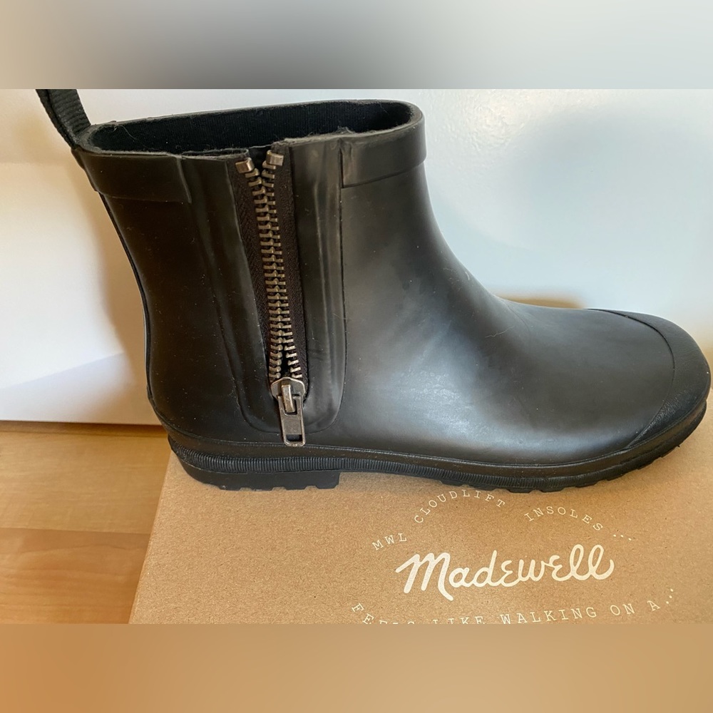 NWT, Madewell black zip up rubber rain booties, size 11.
